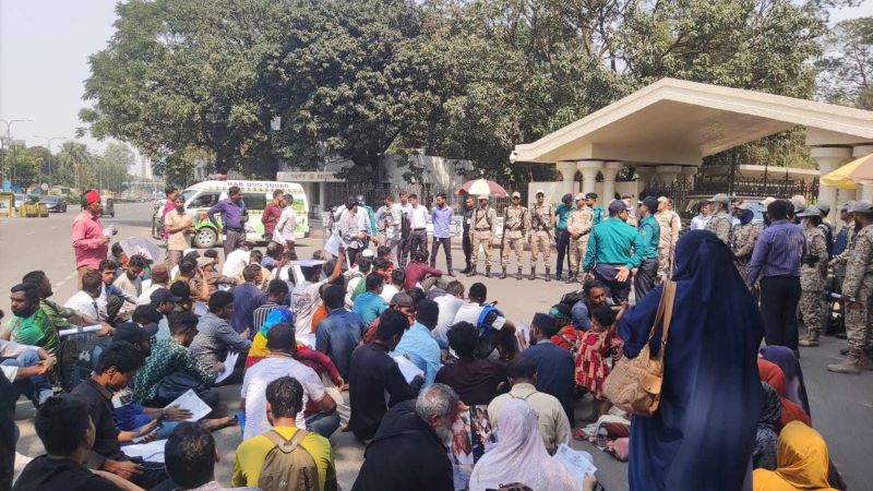 প্রধান উপদেষ্টার কার্যালয়ের সামনে জুলাই আন্দোলনে আহতদের অবস্থান